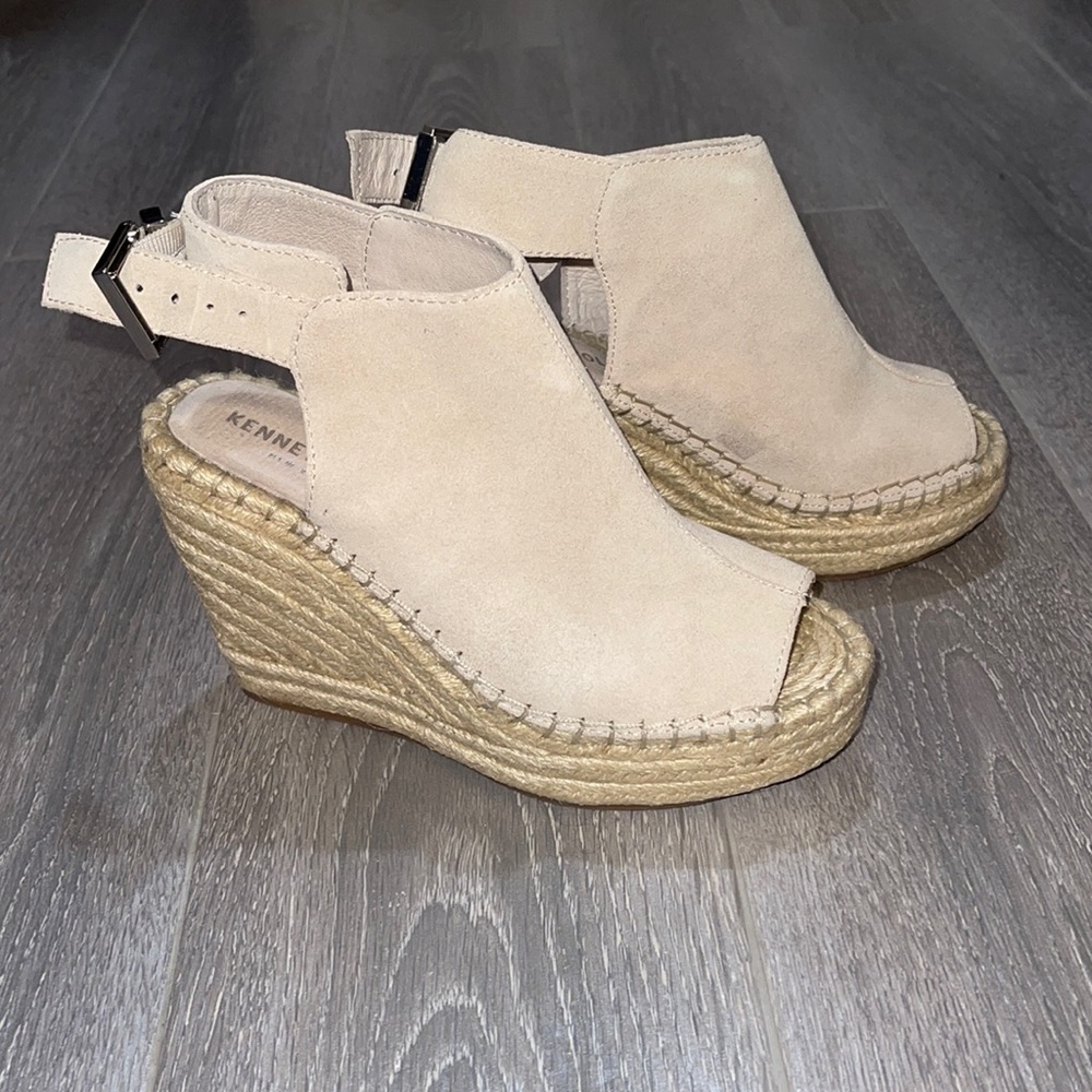 New without tags Kenneth Cole Wedge Espadrilles Size 5. Nude color